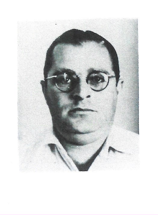 Pasfoto van een man met ronde bril